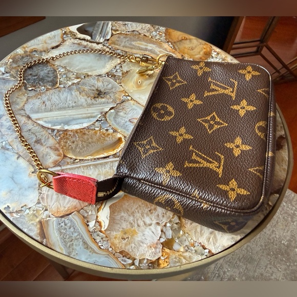 AUTHENTIC LOUIS VUITTON Monogram Evasion Illustré Mini Pochette Accessoires - Picture 8 of 12